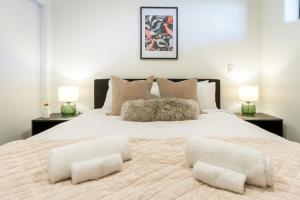 a bedroom with a large bed with two lamps at Cozy 1-Bed Apartment with Park Views, Sleeps 4 in Christchurch
