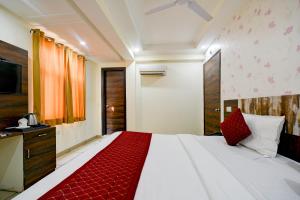 Empire inn Suites Hotel Near Delhi Airport tesisinde bir odada yatak veya yataklar
