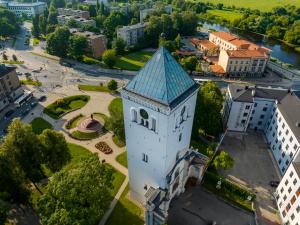 uma vista aérea de um edifício com uma torre em Hotel Jelgava em Jelgava