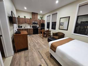 a hotel room with a bed and a kitchen at Cozy Maison Apt #3 in Gatineau