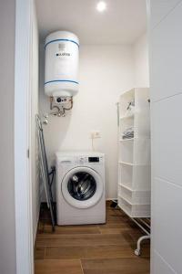 a laundry room with a washing machine and a dryer at APARTAMENTO AZUL in Salvatierra de Miño