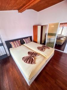 ein Schlafzimmer mit zwei Betten mit Bögen darauf in der Unterkunft ТРАКАРТ-ПАРК in Plowdiw