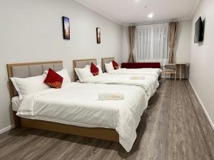 Postel nebo postele na pokoji v ubytování AWA Hotel