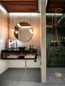 bagno con doccia, lavandino e specchio di Hotel Arkipelag a Mariehamn