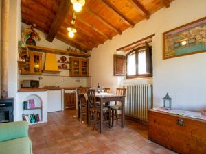 een keuken met een tafel en stoelen in een kamer bij BeB Il Poderino Family Room in Dicomano