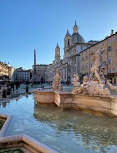 Una fontana nel mezzo di una città di THE HOUSE OF SUNSETS a Roma