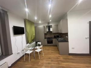 uma cozinha com mesa e cadeiras num quarto em Anerly Road em Londres