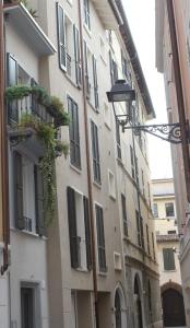 um edifício alto com janelas e uma luz de rua em La Filanda em Brescia
