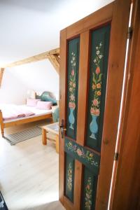 una puerta abierta a una sala de estar con sofá en Penzion Na Gruntu, en Lipná
