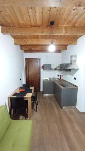 a living room with a table and a kitchen at Al Castello in Morano Calabro