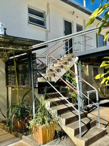 un conjunto de escaleras delante de una casa en Townsville Apartment on Paxton - First Floor, en Townsville