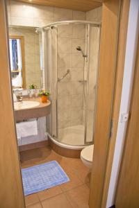 Koupelna v ubytování Hotel Krone + 31 fotografií