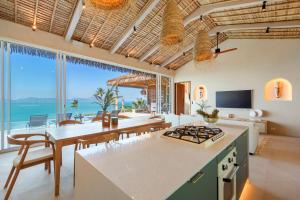 una cucina e una sala da pranzo con vista sull'oceano di Bohemian Chic Seaview Villa a Ko Samui