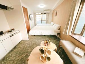 une chambre d'hôtel avec 2 lits et 2 tables dans l'établissement Tutulu502, à Osaka