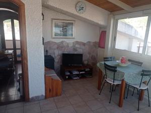 Гостиная зона в Mansarda con terrazzo vista mare