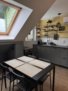 Una cocina con una mesa y sillas en una habitación. en Penthouse in Kohila, en Kohila 20 fotos más
