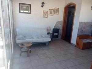 Гостиная зона в Mansarda con terrazzo vista mare