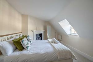 een slaapkamer met een wit bed op zolder bij Impressive 3 Bed 2 Bath Townhouse in Windsor in Windsor