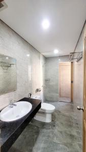 Un baño con lavabo e inodoro en GOLD VILLA Apartment, en Da Nang
