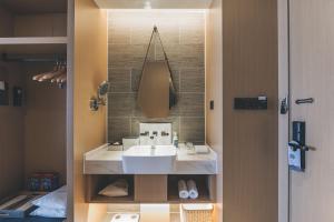 a bathroom with a sink and a mirror at Atour Hotel Zhanjiang Renmin Avenue Dingsheng Plaza in Zhanjiang +20 photos