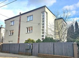 budynek z płotem przed nim w obiekcie URBAN APARTMENTS COSY No 4 Chorzów Katowice, FREE PRIVATE PARKING w mieście Chorzów