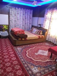 1 dormitorio con 1 cama con alfombra roja en WANI GUEST HOUSE, en Gulmarg