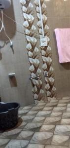 un baño con un estante de conchas en la pared en WANI GUEST HOUSE, en Gulmarg