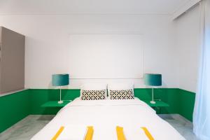 Ένα ή περισσότερα κρεβάτια σε δωμάτιο στο VN Urban House Thessaloniki