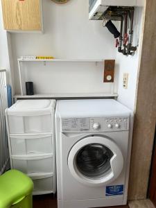 Waschmaschine und Trockner in einem kleinen Zimmer in der Unterkunft Casa Spadi in Florenz
