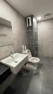 een badkamer met een wastafel en een toilet bij Emporis SEGI KD Tropicana IKEA One Utama in Petaling Jaya