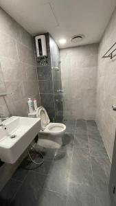 een badkamer met een toilet, een wastafel en een douche bij Emporis SEGI KD Tropicana IKEA One Utama in Petaling Jaya