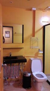 een badkamer met een toilet en een wastafel bij Chez Pom in Chiang Mai