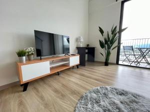 een woonkamer met een flatscreen-tv op een kast bij Emporis SEGI KD Tropicana IKEA One Utama in Petaling Jaya