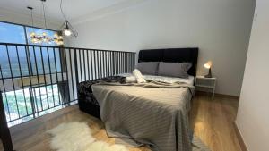 een slaapkamer met een groot bed en een balkon bij Emporis SEGI KD Tropicana IKEA One Utama in Petaling Jaya