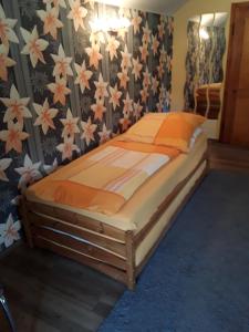 Postel nebo postele na pokoji v ubytování Kleines Haus am Wald