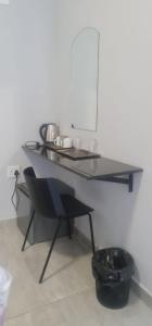 uma mesa e uma cadeira num quarto em Abay Lodge em Durban