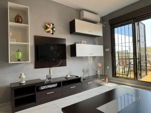 Televízia a/alebo spoločenská miestnosť v ubytovaní Apartamento Algafequi con terraza privada