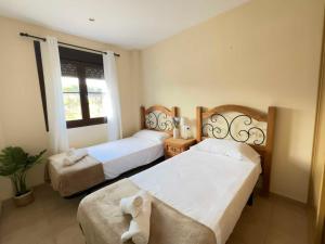 Un dormitorio con dos camas y una ventana. en Coto de Sancti Petri, en Chiclana de la Frontera 237 fotos más