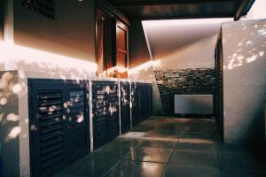 una habitación con una pared de copas de vino en un edificio en Rilassante Villetta Marittima, en Stintino 50 fotos más