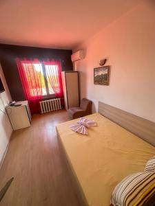 ein Schlafzimmer mit einem Bett mit einer Schleife darauf in der Unterkunft ТРАКАРТ-ПАРК in Plowdiw