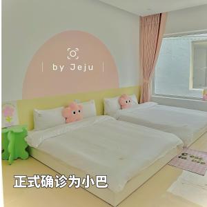2 letti con cuscini Hello Kitty in una camera da letto di Jeju Homestay a Hue
