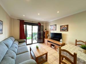 una sala de estar con un sofá y una mesa en Coto de Sancti Petri, en Chiclana de la Frontera