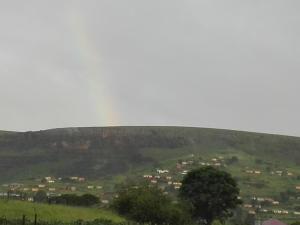 - une vue sur une colline verdoyante avec des maisons dans l'établissement Nunn Residence, à Pietermaritzburg