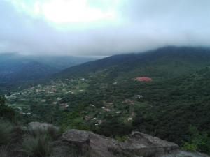 - une vue sur une ville située dans une vallée depuis une montagne dans l'établissement Nunn Residence, à Pietermaritzburg