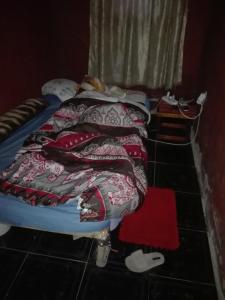- un lit avec couverture dans une chambre dans l'établissement Nunn Residence, à Pietermaritzburg