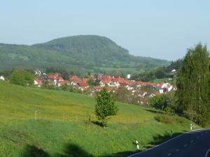 uma pequena cidade numa colina ao lado de uma estrada em Wiesengrund em Waltershausen