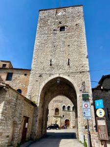 een groot bakstenen gebouw met een grote stenen boog bij Casa Vacanze Il Borgo in Gubbio