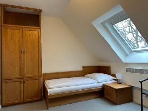 una piccola camera con letto e finestra di Hotel Auri a Rudník