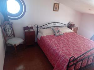 Кровать или кровати в номере Mansarda con terrazzo vista mare