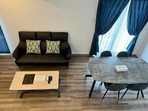 una sala de estar con un sofá y una mesa en Monochrome, en Yomitan